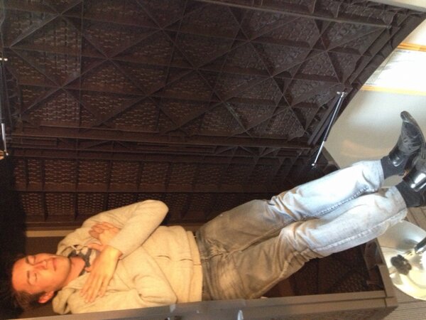 dpfthomas's tweet image. Coffin too short? #funeralproblems #deathproblems #hakunamatata