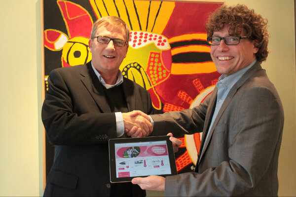Hoera! @WellingBV overhandigde een iPad voor het jubileumcadeau voor cliënten aan onze bestuurder. #geweldig #bedankt