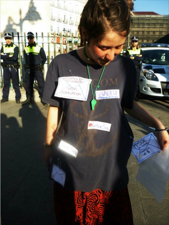 gamak_l's tweet photo. Llenándonos de sobres contra la corrupción. #Las5deSol http://t.co/eHyegsXjVH