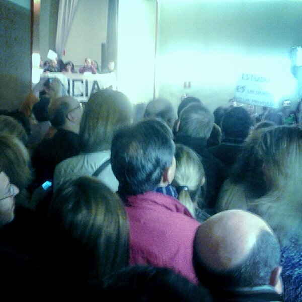 La asamblea d la UPM desborda el salon de actos y el rectorado #asambleaUPM