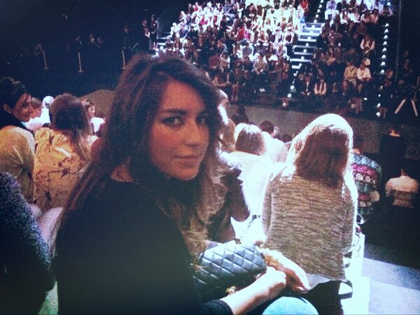Anabargon's tweet photo. Esperando a que empiece el siguiente desfile con @MBarbellido #MBFWM http://t.co/XuoycOUvJO