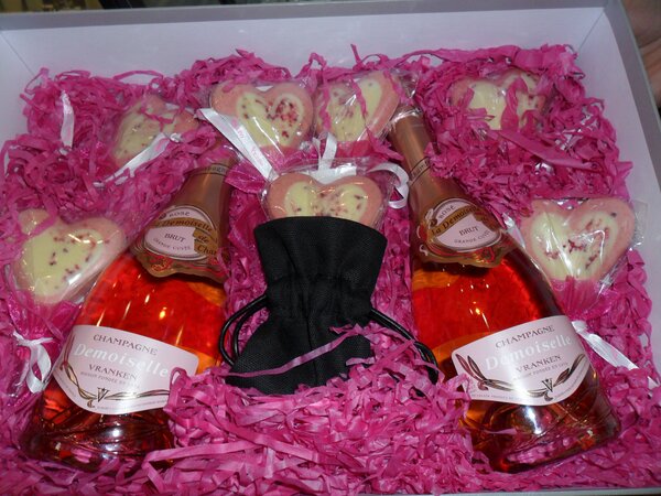 charles_fish's tweet photo. How delicious! Look what we got as winners of the @ChloBoJewellery merchandising competition @Eden_Shopping. Thanks! http://t.co/OmWm5x0LsD