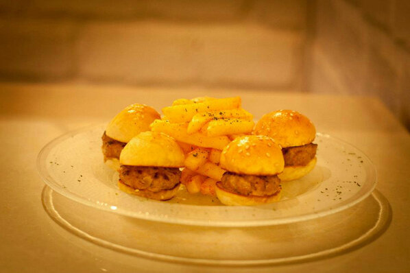 AMFutsalBtr's tweet photo. RT @Alcoholics_Bar: try our appetizer!this is Guiness Mini burger..looks mini but tastes BIG!! http://t.co/WhbaTp3WGx