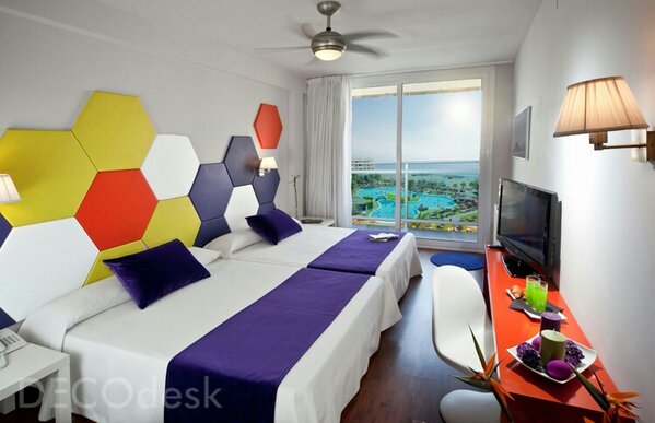 Decodesk_ tweet picture
