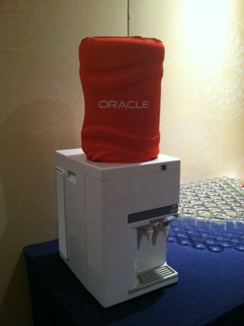 MegRB's tweet image. New water cooler branding at #oraclefsi @OracleNAFM  #sarahthinksofeverything #cc