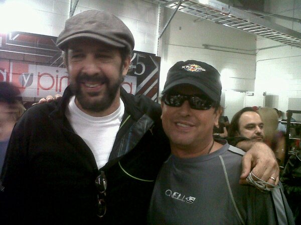 carlosvives's tweet image. Miren a quien me acabo de encontrar montandome al stage! Gracias por todo tu talento @JuanLuisGuerra