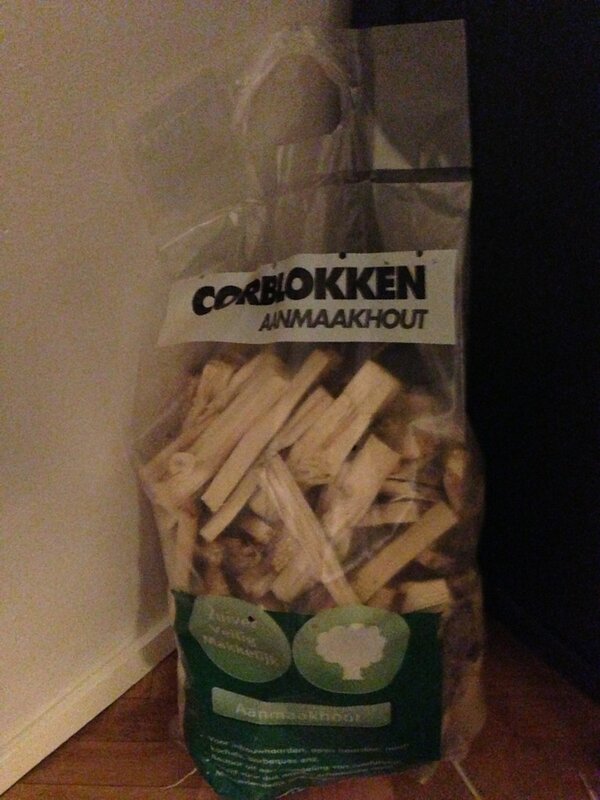 IsabelleMMoens's tweet photo. @ChrVOlm komt juist binnen met 5kg aanmaakhout, wij hebben niet eens een openhaard π #tooweirdtobetrue #promoaddict http://t.co/y3NerImgLU