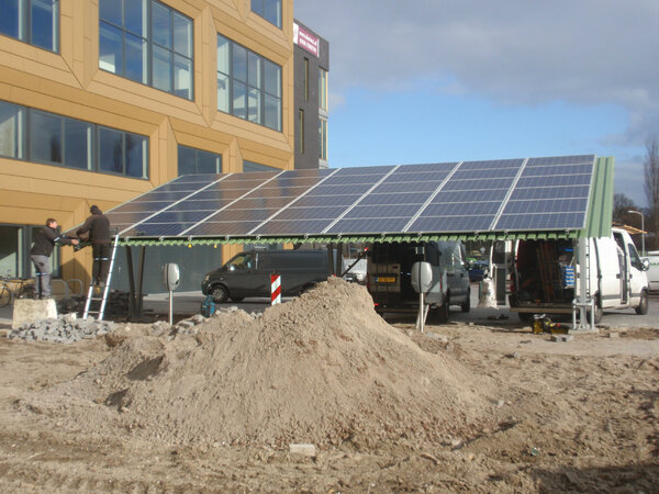Solar_Box's tweet image. Solar-Projects icm Solar-Box heeft vandaag 4 autolaadplaatsen met 42 #zonnepanelen afgerond op Leerpark Dordrecht!