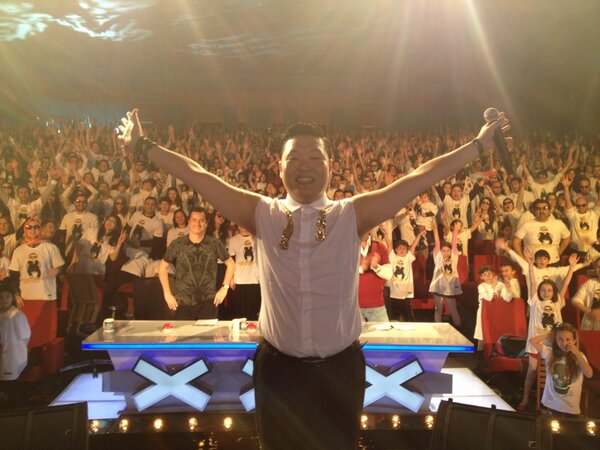 psy_oppa's tweet image. With the great @acunilicali, I met the most energetic crowds at @yetenek_turkiye!!! #BrotherTurkiye