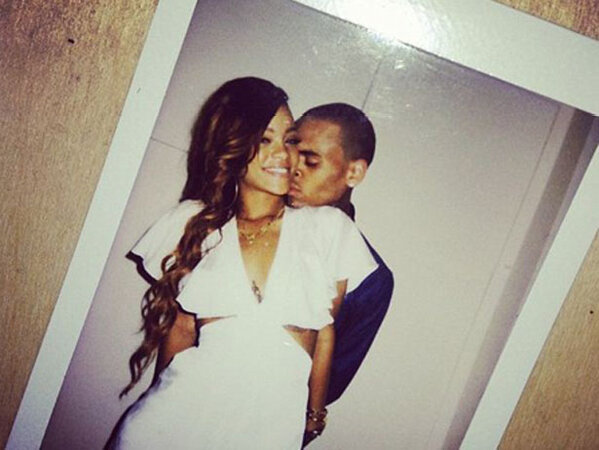 VH1's tweet photo. Rihanna spent her birthday with Chris Brown http://t.co/2hSWeZJzcb + cake cake cake! http://t.co/rX5gewp7xn
