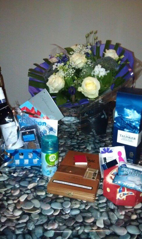 Vandaag collega Frank in de bloemen, sigaren en de whiskey gezet. Deze part timer is 12,5 jaar in dienst.Top#ahmade