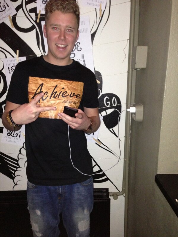 AaronVergara's tweet photo. Telefoonsletje #idkwildgroei http://t.co/ZetJE6uXzS