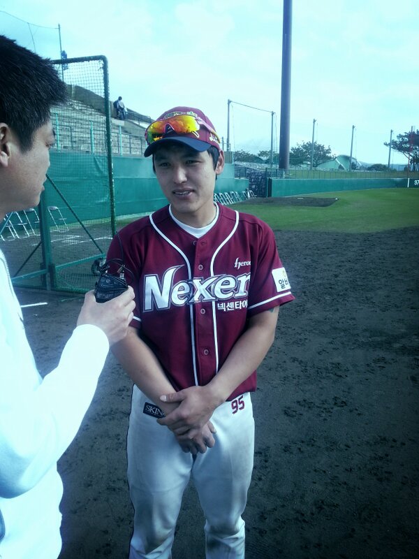 slion10's tweet image. 이 선수를 주목하세요.
넥센 포수 박동원
상무제대하고 넥센입단
2루송구가 일품
포수가 좀 불안했는데  주전자리 꿰찰겁니다. 넥섹 팬분들은 이 선수를 꼭 기억하세요.