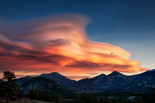 Interior's tweet image. A beautiful lenticular #cloud over #TwinSisters in Rocky Mountain National Park. Quite a sight isn't it?