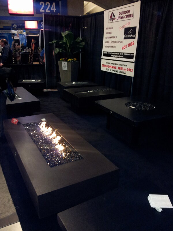 RobynEmbury's tweet image. Outdoor fireplace #FUNFIND @VanHomeShows