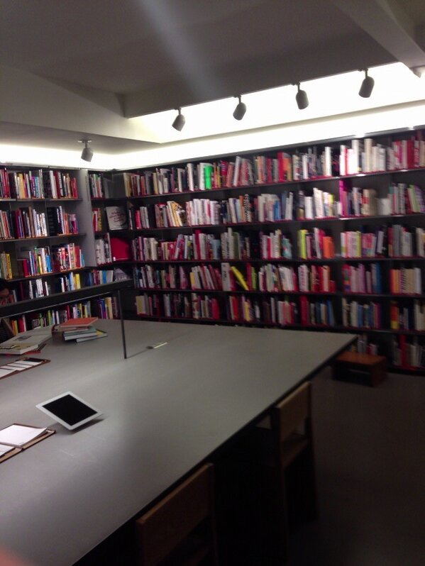 _Batbob's tweet image. 역시 현대카드답다 라는 생각을 30초마다 해주게하는 공간. 감탄사 연발. 도서관의 위치, 운영시간, 구성, 공간연출, 이용방법, 그리고 감각적인 북카페까지 내가 원하던 공간이다. 대애애애애애애바아아아악