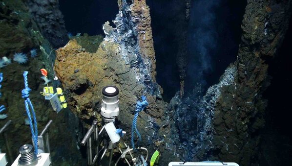 DartTurner's tweet photo. Dive 204 Bio&amp;Chem Dive at the Beebe Vent Field, the worlds #deepestvents Duration 24h; max depth 4970m. http://t.co/GrhyTdXiDa