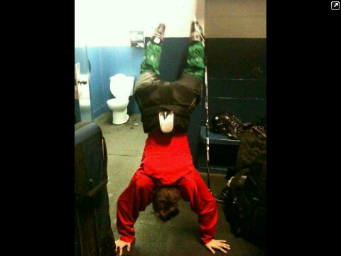 Time2lace_up's tweet image. Shit I do in the dressing room. #Praccy #Hockey #Booty