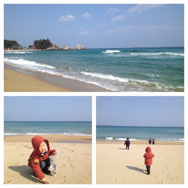 jjouni's tweet photo. 파아란 하늘~파아란 바다~
조개껍질 줍느라 바쁜 지후~

@추암(촛대바위) http://t.co/qX4x9BJjUt