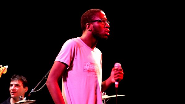 Il slame, il harrangue, il communique sans différence. l'Afrique de l'âme, le bleu des sentiments . Groovez avec Max.