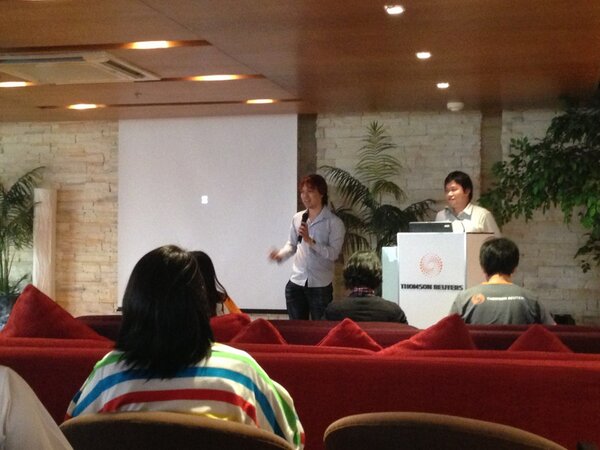preeyawit's tweet photo. พี่ @roparat กับพี่ @vavar สอนน้อง #campusvisit http://t.co/anIFf2LDQT