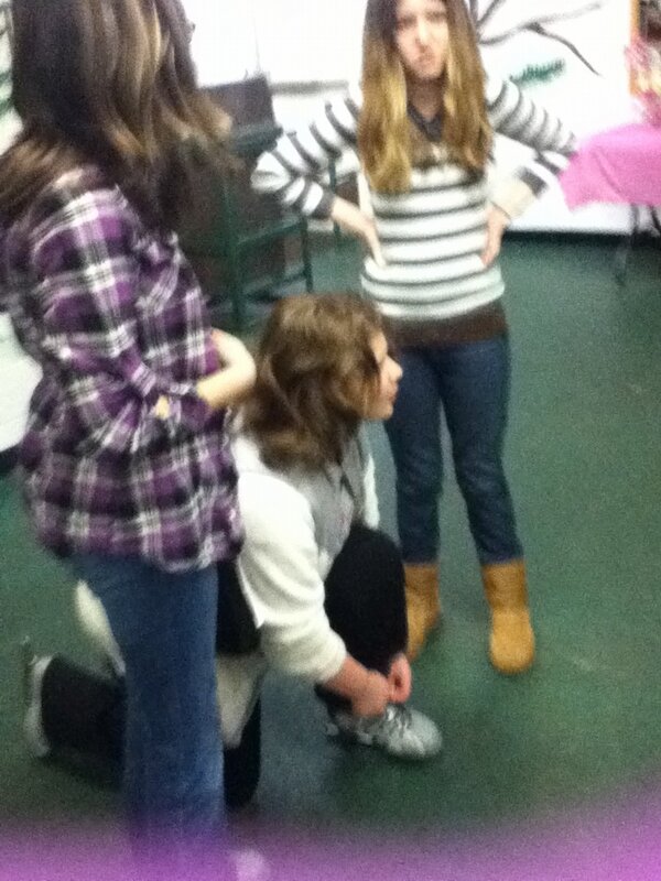1SarahZayn's tweet photo. The girls &amp; I at the Ice Skating Rink. So much fun! @TaitymS @Nialllover4eve &amp; Cat Toller! http://t.co/NlK9Bl0v6k