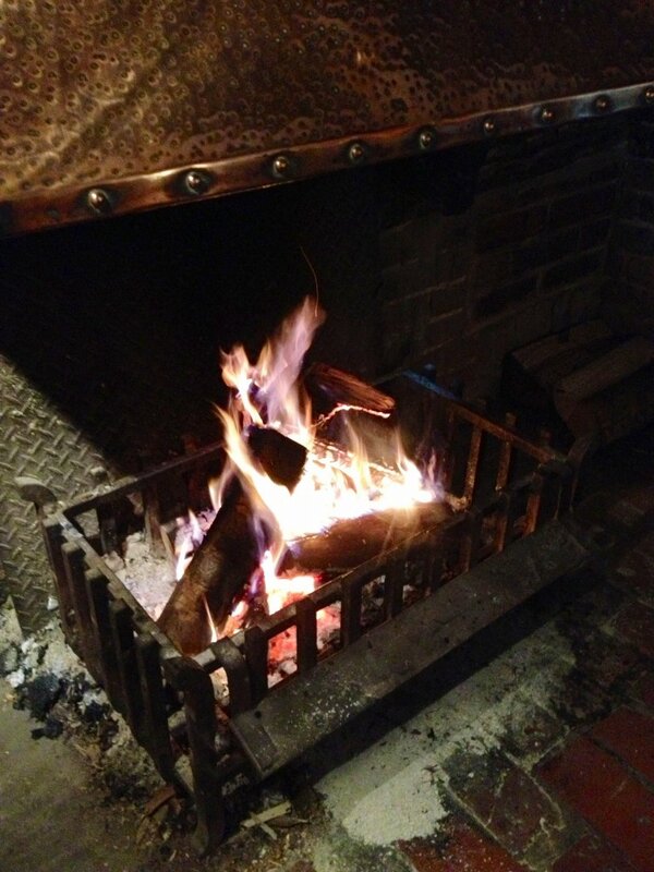 BaxCastle's tweet photo. Is that snow we see outside? Lovely and cosy in here. Fine ales and freshly made hot food served all day. http://t.co/wymYVbDS3d