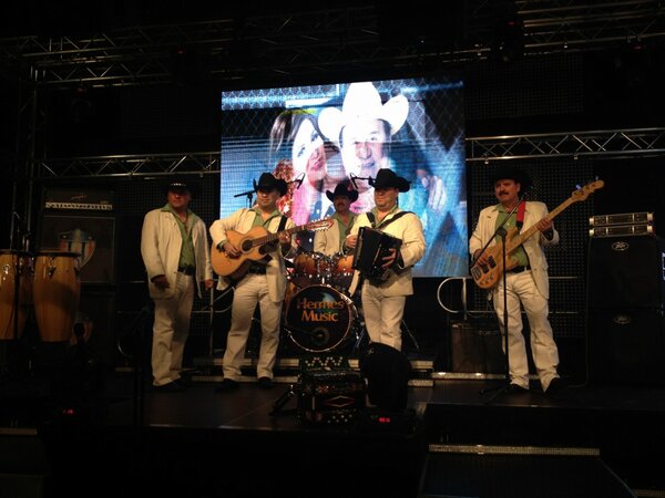 johnnynora's tweet photo. La Farra! Con sus grades éxitos... http://t.co/D2njWZMLrg