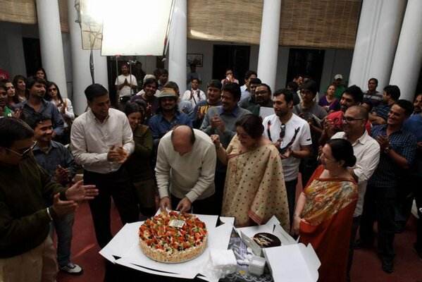 AKFansGroup's tweet photo. PIC : @AnupamPkher birthday being celebrated on sets of @Spcl26 wid his wife , @akshaykumar n whole caste of #spl26 http://t.co/9BYVkQpAtx