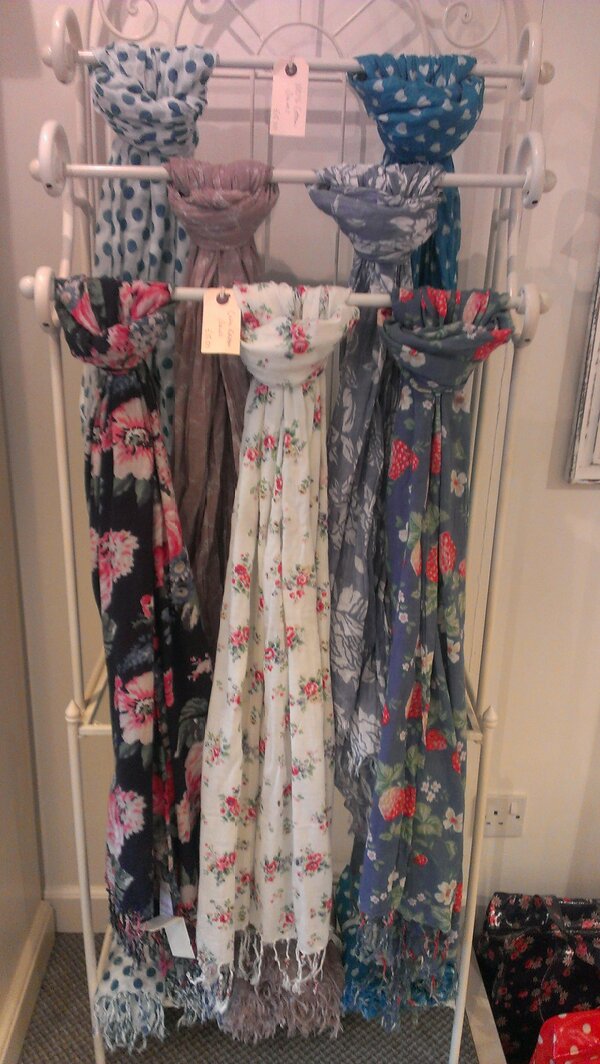 patchwork_rose's tweet image. These beautiful scarves and shawls make perfect gifts for Mother's Day, i'm eyeing up a navy floral one for my Mum!