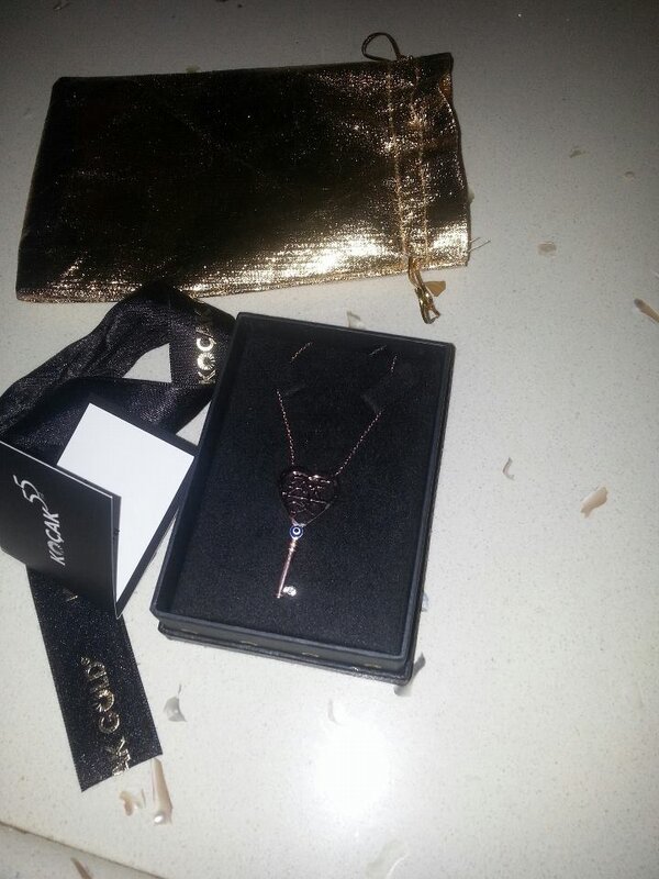 <a href="/kocakpendik/">Koçak Gold Pendik</a> çok teşekkür ederim bu hediye beni çook mutlu etti ayrıca çikolatalar da harikaydı çok naziksiniz .