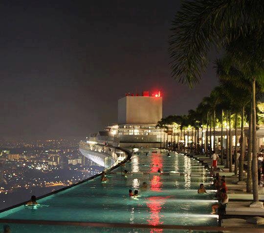 NaturPictures's tweet photo. Piscina en el piso 57 del Resort Marina Bay. Singapur. http://t.co/UarBZlfwBE