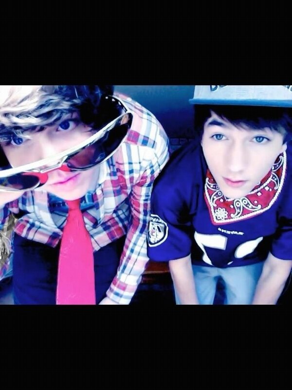 HoodsSparkle's tweet photo. I love you guys so much! #nutellabuds #epdannyedge #eppaulzimmer
#exclamationpointband @eppaulzimmer @epdannyedge http://t.co/mhs8fd4nae