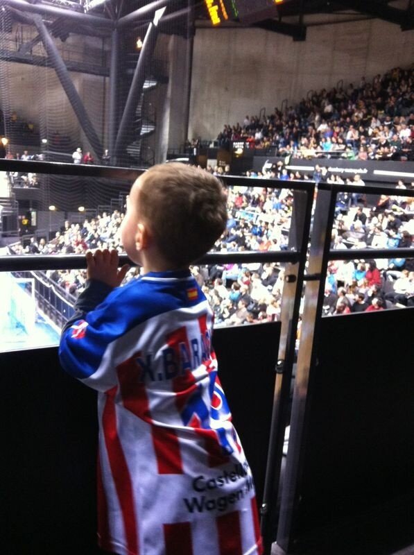 Bizarre!!!! Un petit supporter de L'atletico à Chambéry!!!