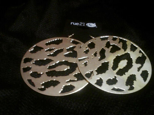 AcceSerrato's tweet photo. ARETES DORADOS GRANDES A SOLO $90 PESOS @pnegras @MpioPNegras http://t.co/dhe7s8hFcf