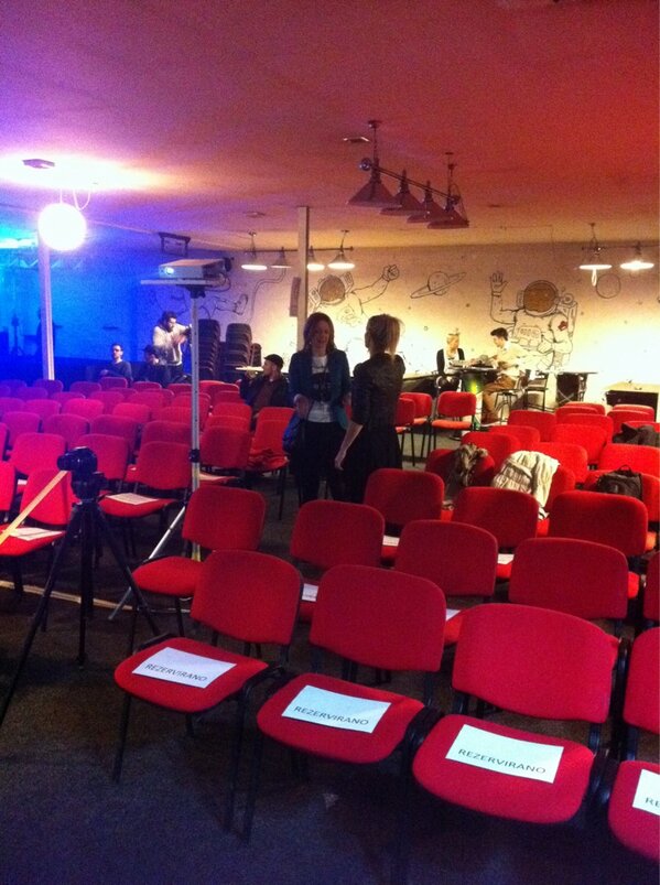PechaKuchaOs's tweet photo. Mjesta se polako pune, pozurite. 21:00 krecemo http://t.co/FmMiBdpVWp