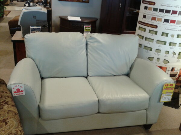 SmilingSales's tweet image. Who wants a light blue love seat? It sure is different thats for sure $378 made in Canada #ygk