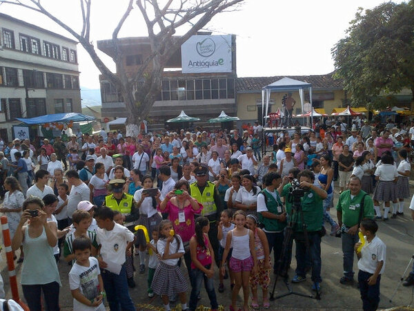 sergio_fajardo's tweet photo. Armamos la fiesta en Maceo, "antioquia la más educada" http://t.co/J7dVrBeAOH