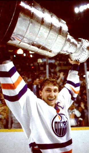 EdmontonOilers's tweet photo. Who is Alberta's team? We think it's pretty obvious! Cast your vote > http://t.co/wpLarxob12 #albertabattle #oilers http://t.co/KOZQ1niyaN