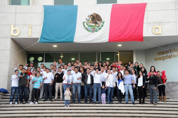 RLuevanoMX's tweet photo. "@ogarcia999: Los jóvenes apoyando a Roberto luevano estamos contigo amigo @rluevano77 http://t.co/dQqQc51s2t" Gracias amigos, Exito!
