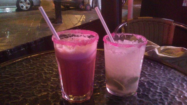 CarlosDF87's tweet photo. Refrescon bajo la lluvia @_patrysantos http://t.co/VB311YhJ6G