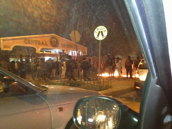 paudrojas's tweet photo. Un desastre la Gaspar , no pasen por ahí . Alumnos central técnico protestando http://t.co/1pqtSe7w5N