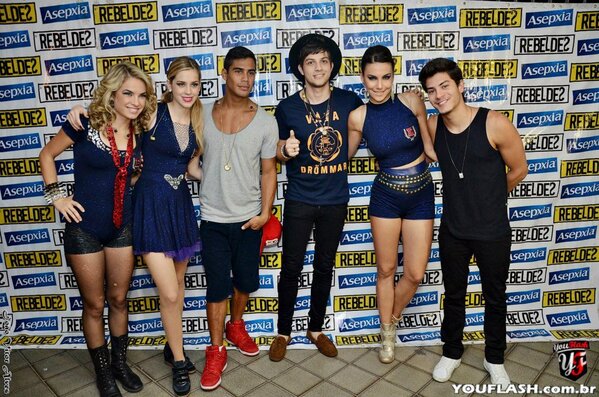 Reternos's tweet image. Fã Ajuda o idolo muitas vezes em silencio pq sabe q tudo o q ela precisa ela vai ter q é a felicidade do seu idolo !