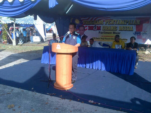 P146muar's tweet photo. Dato @razaliibrahim berucap di Majlis Penyampaian BR1M Orang Muda Parlimen Muar seramai 8,015 penerima @MuarP146 http://t.co/6Xr1klBxaa