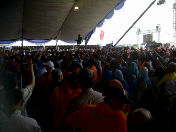 zuhaimizam's tweet photo. PM bersama janji ditepati di Terengganu http://t.co/l2TExE2rT6