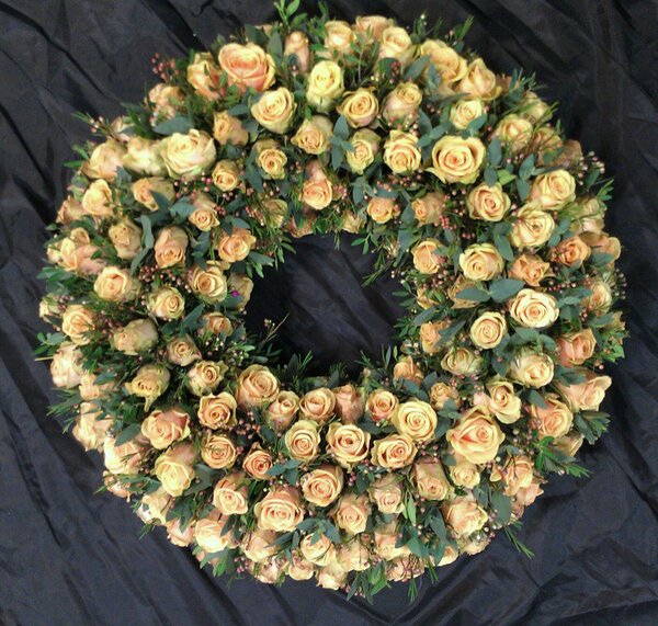 Supermooie rouwkrans afgegeven bij crematorium Driehuis Westerveld.  uitvaartbloemist-nederland.nl