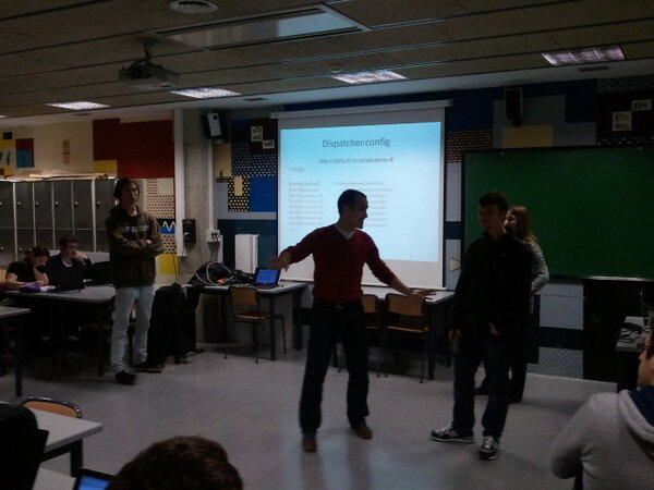 david_vernet's tweet image. Gran obra de teatre ahir a la classe de #projectesweb! Intèrprets: Apache, index.php, dispatcher i molts ctrlrs ;)