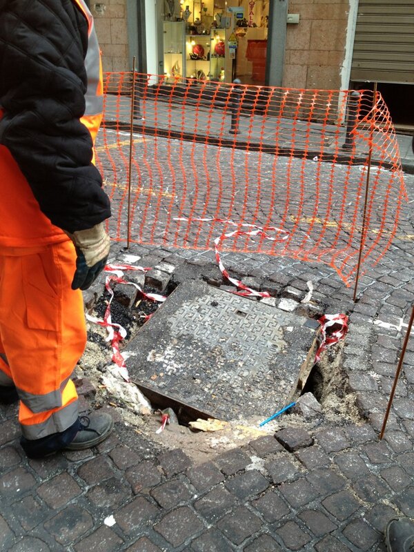 MimmoProvenzano's tweet photo. @LucaAbete guarda Luca nel salotto delle griffe e non lo aggiustano http://t.co/zKH4048dKY