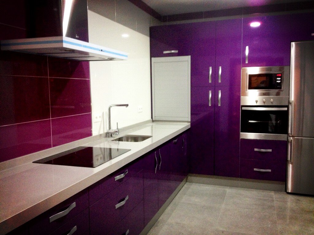 Cocinas Cabrera on Twitter: "Cocina Formica Morada y Silestone gris