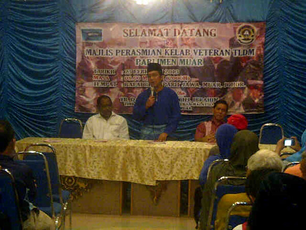 P146muar's tweet photo. Dato @razaliibrahim berucap merasmikan Majlis Perasmian Kelab Veteran TLDM Parlimen Muar @Muartv @MuarP146 @aamryn http://t.co/SmyaniNOnm